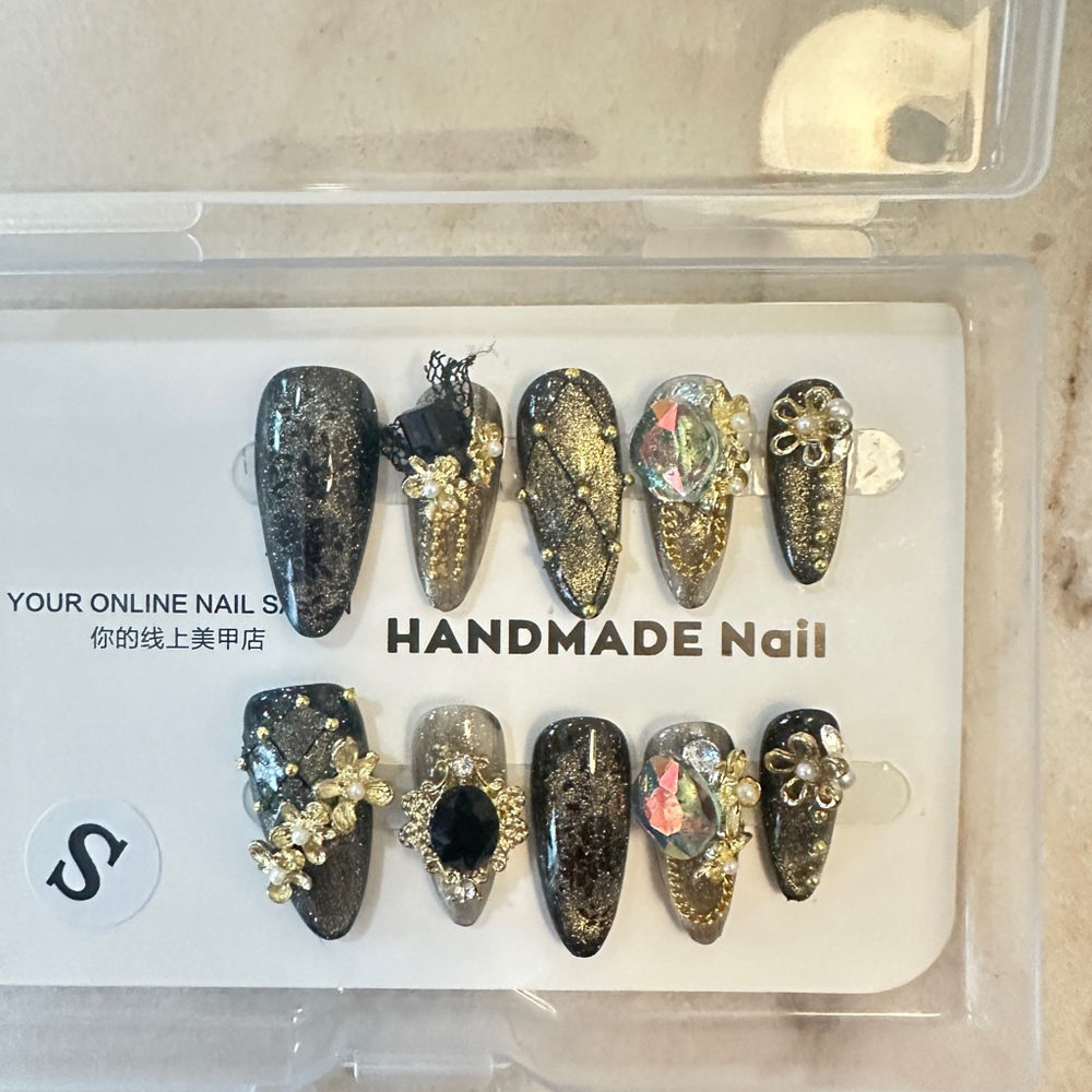 Handmade Press on Nail Art Set with Gold Accents